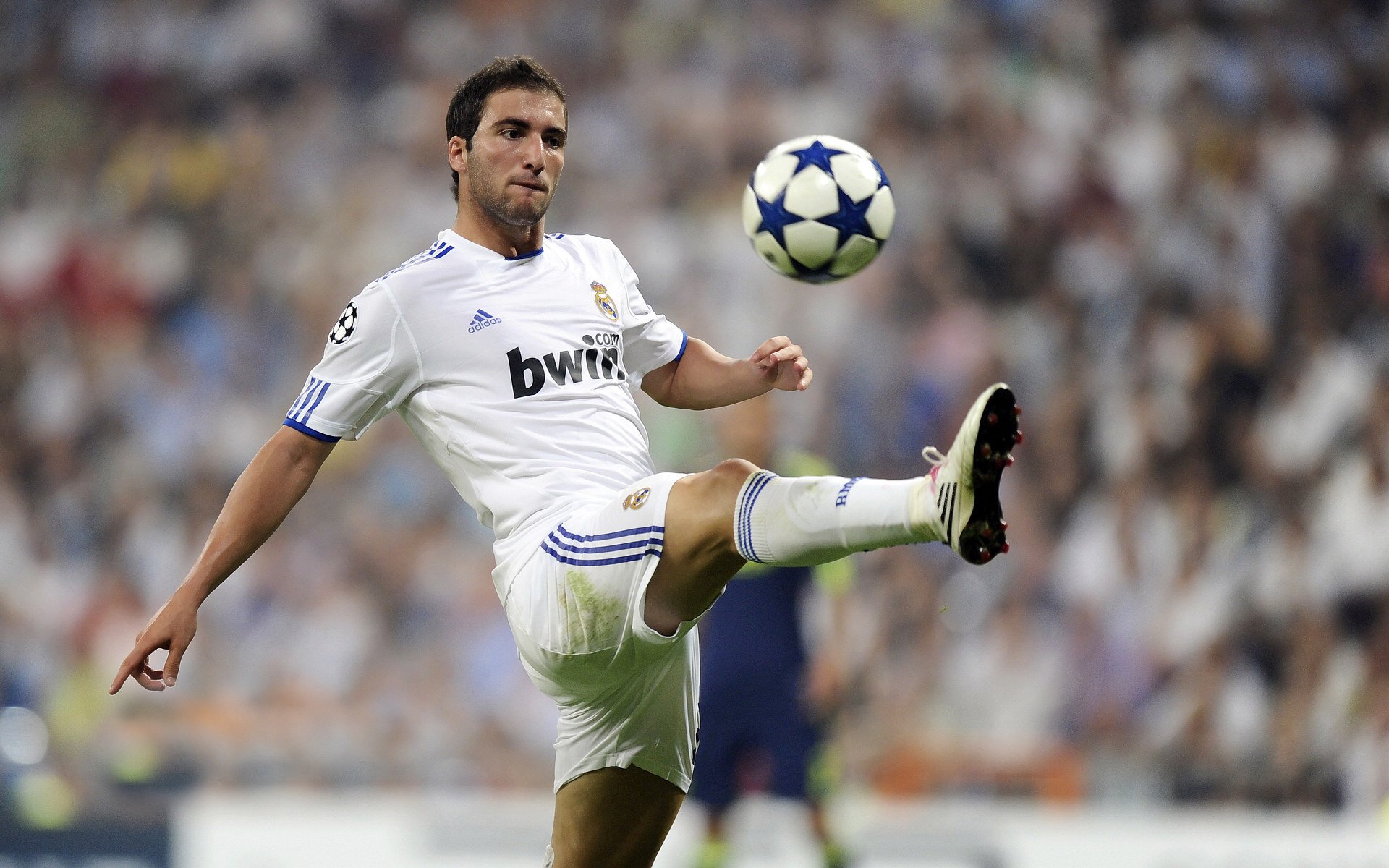 皇家马德里观众热烈欢呼！，阿扎伦卡迎来三赛季出色发挥上演精彩一战